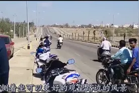女生坐摩托车，为什么喜欢侧着坐？你想到了吗？原因在这儿视频封面