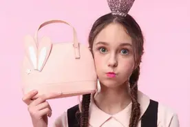 背上这几款斜挎包，今夏的街头让你回头率一百分图片