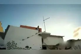 牛人骑单车在屋顶自由穿梭图片
