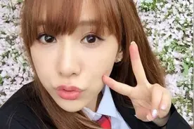 当甜美女孩穿上高中生制服，瞬间想回到学生时代谈恋爱图片