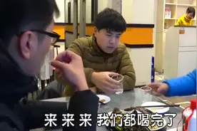 富二代羞辱小酒馆老板娘，500一杯，喝多少杯给多少钱！视频封面