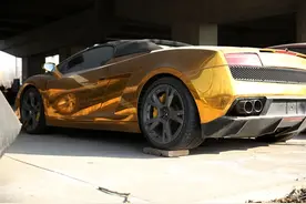 老婆想看豪车，老王带她去了一个地方，老婆立刻看呆了图片