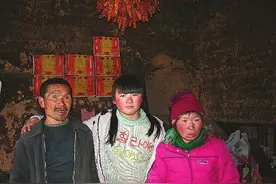 志愿者都泪奔 14岁智障贫困家庭女孩得满满一墙奖状图片
