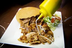 荷兰一对顾客夫妇对食物投诉不成反遭店主暴打图片