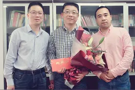 金华市金东供电：鲜花送劳模，慰问显真情图片