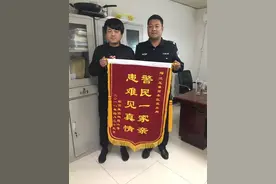 周口沈丘一居民家中失火  民警两冲火海救援图片