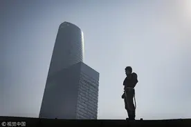 90后小伙高空作业 爬遍天津高楼一天赚五百图片