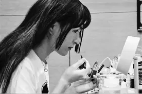 坐拥百万粉丝娇媚百变的他直播美妆年入百万图片