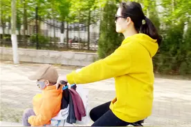 骑共享单车出行 车筐里坐着娃图片