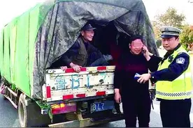 货车斗篷下竟猫着14人 司机被罚款500元记6分图片