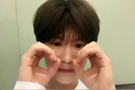 三百万粉丝福利上线 范丞丞晒自拍萌照图片