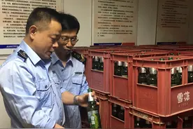 8000多瓶问题啤酒刮掉生产日期藏身小区，执法人员一锅端图片