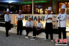 菲律宾长滩岛明起封岛 当地居民失业游客不舍离去图片