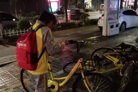 雨夜里，咸阳小女孩 扶起共享单车图片