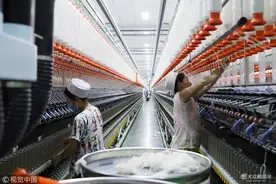 聊城：实拍40度高温车间纺纱女工 一年四季穿短袖 (/10)图片