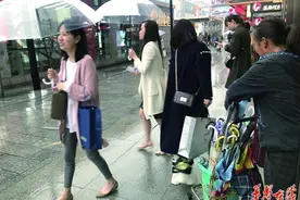 长沙天气随机播放蕴小商机 卖伞小贩“时薪”超百元图片