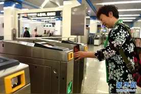 北京市轨道交通今起可刷二维码乘车图片