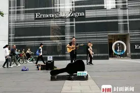 五一小长假成都街头艺人表演“吸睛” 成城市新风景图片