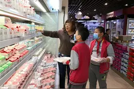 小学生跟父母去“上班”，感受工作苦乐图片