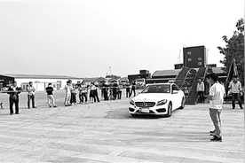 “疑似失控奔驰车”接受第三方检测图片