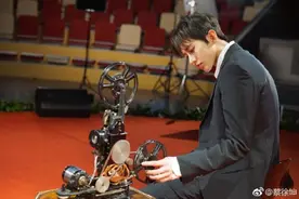 C位出道的蔡徐坤小长假后首发声：花花世界 静守己心图片