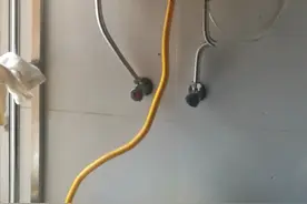 家里面热水器设置30多度，实际温度波动到50多度正常吗？@美的视频封面