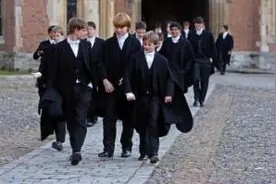 英国学校更改校服着装标准 允许男生穿裙女生穿裤图片