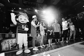 吉祥物扮演者：为顾客卖萌很快乐图片