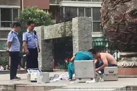 社会悲剧！小区喷泉漏电 幼童嬉水身亡＆无知！感情不顺欲泄愤 两男打砸取款机图片