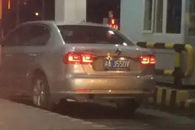 咋不上天？长沙一司机为逃避过路费堵收费站出口图片