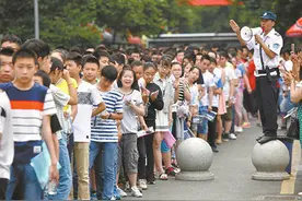 成都11.7万“00后”赴人生首次大考 杨绛入考题图片