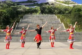 刚理了发型的小鲜肉跳广场舞，有4位妹妹陪着，显得更帅了视频封面