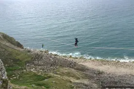 英国男子50米高空走尼龙绳211米破世界纪录图片