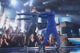 贾斯汀比伯与恩师“亚瑟小子”同台飙舞，真是太帅了！视频封面