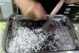 羚羊角刨丝泡水喝可降火，但最原始的刨丝方法，你见过吗？