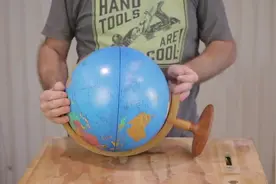 老木匠精心打造一个地球仪支架，装上去后还是很满意视频封面