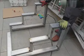 农村方管焊接制作简易三步梯 木朔踏板安装