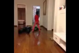 妹子打到爸爸弟弟,从小就作女汉子图片