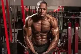 给胸肌足够的泵感，拉力器夹胸不得不知的练胸神器图片