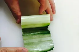 不用削皮刀，你能轻松削去黄瓜皮吗？妙招告诉你，其实很简单！图片