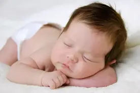 如何训练宝宝自已睡着，而不需妈妈抱着哄睡？图片