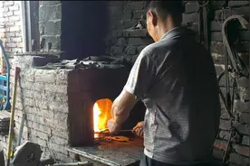 一位老铁匠纯手工打出的铁铲，诠释着对传统技术的执着坚守图片