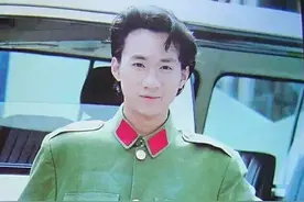 珍藏黄家驹身着军装老照片！图片