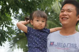 父亲节，海南父亲与自己的宝宝图片