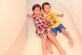 巧妙的住宅设计，楼梯和滑梯也能成为童真乐趣图片