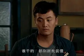 老师回来被老鼠夹夹脚痛叫，小伙质问谁干的视频封面