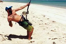 澳洲两男子在海滩用简单钓具，竟钓到10条鲨鱼！图片