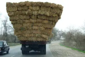 一辆货车究竟能拉多少货物，看看这些正在拉货的车子你就知道了图片