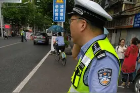 粗心！中考生走到考场门口居然掉了准考证图片