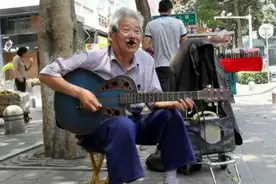 好文艺的老乞丐 抱着吉他自弹自唱图片